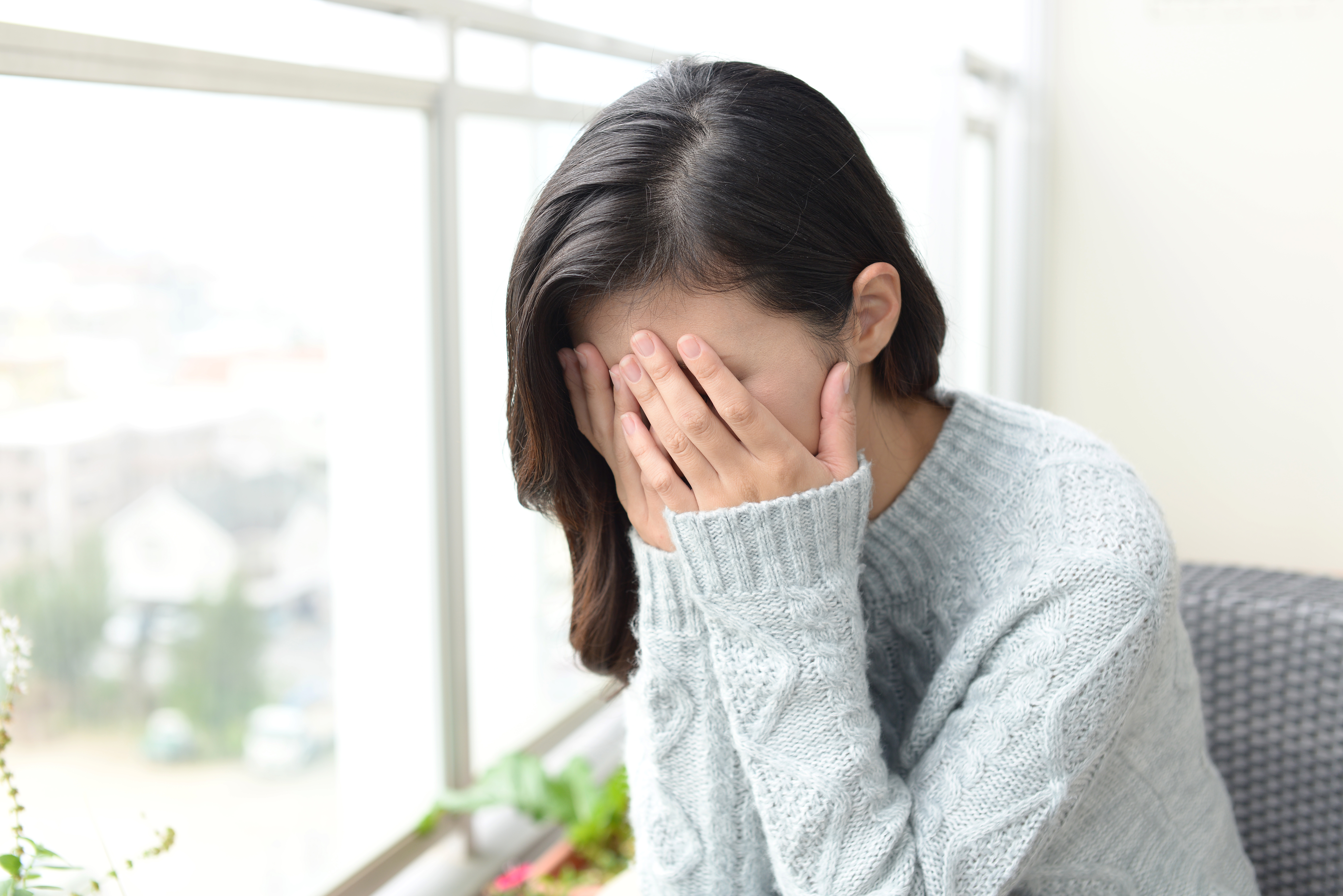身体の不調で悩む女性と本格鍼灸治療